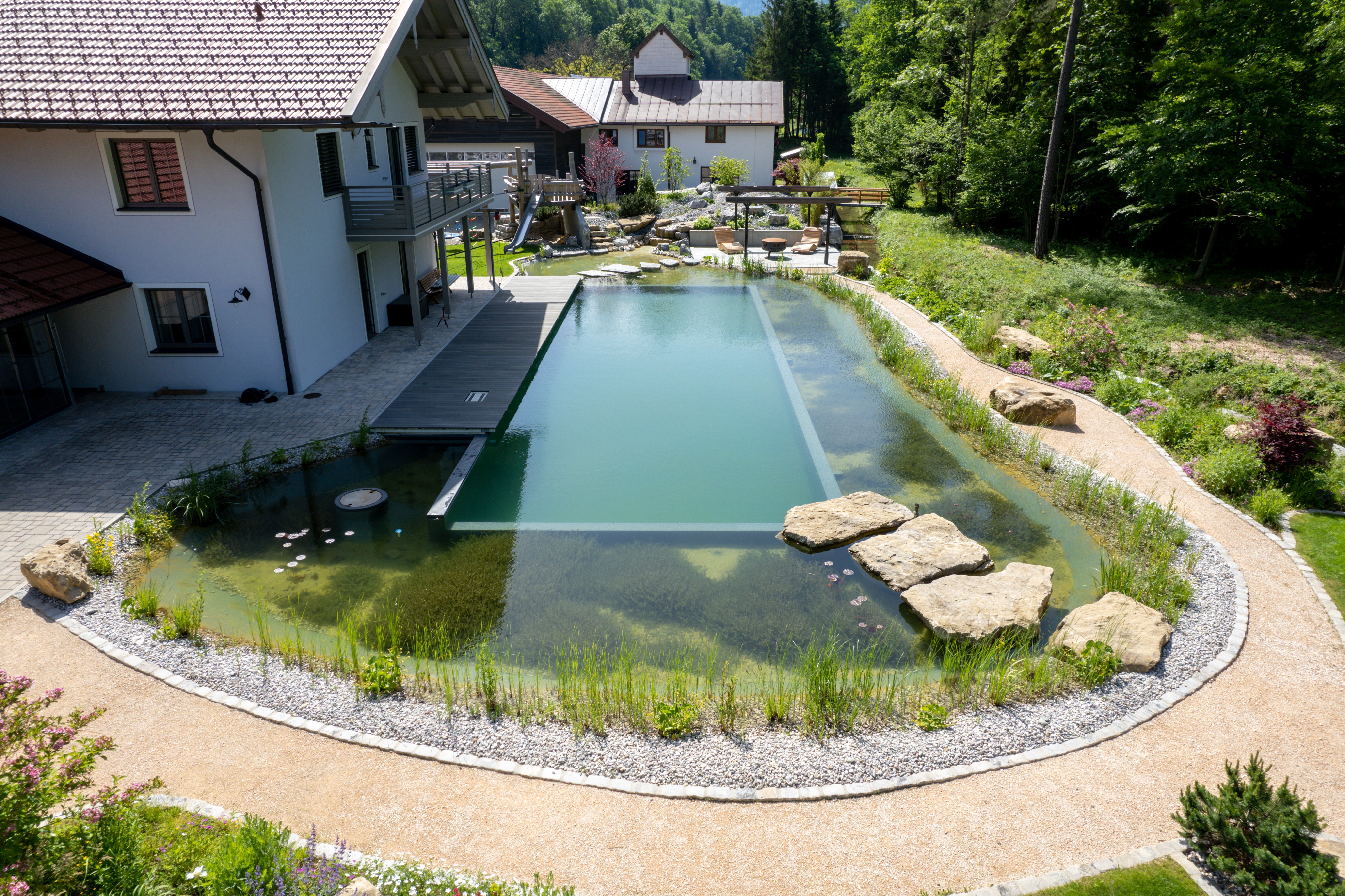 swimming-pond-mit-trittsteinen-und-wasserfall-Ruhpolding-DE_2