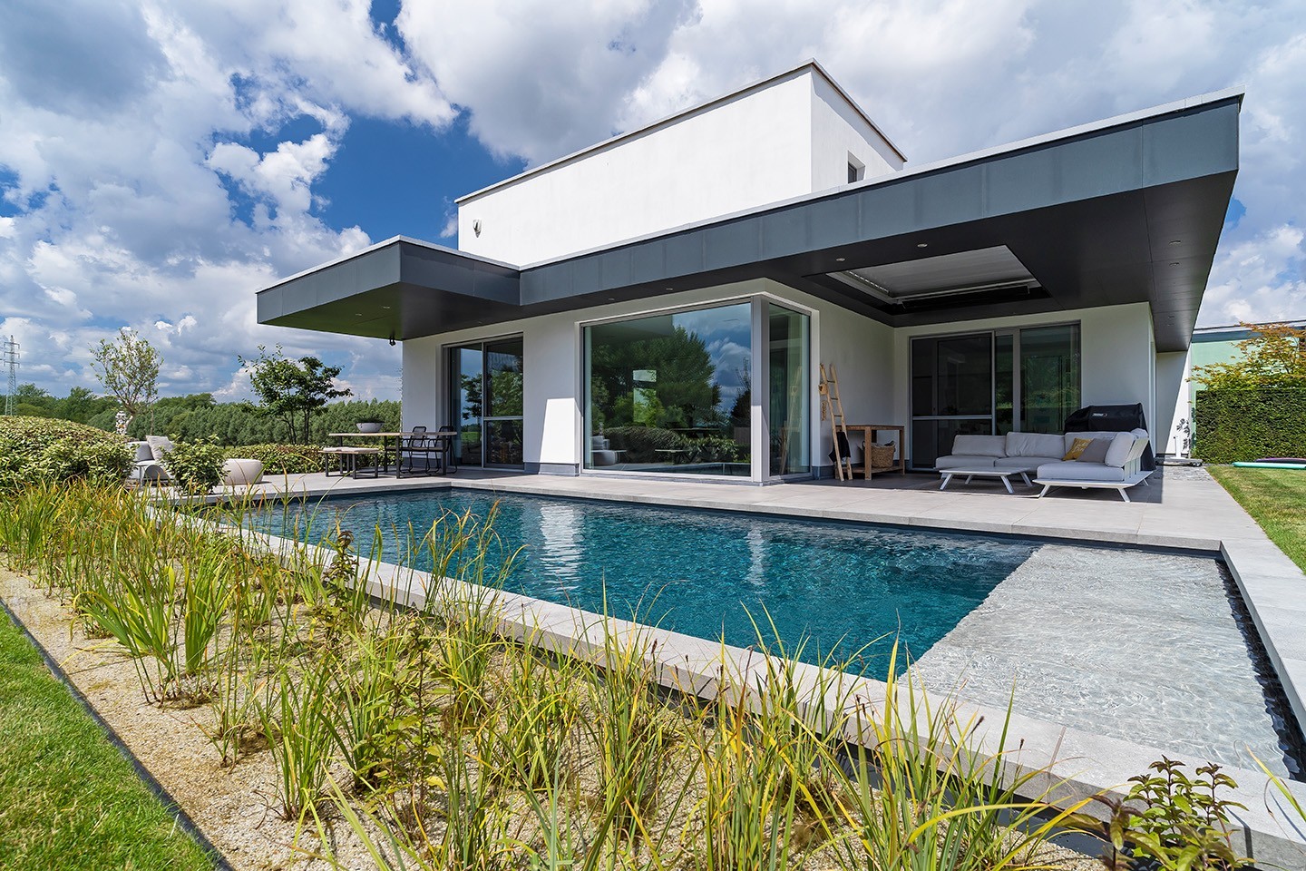 Ein Living Pool im modernen Design passend zu dem Haus
