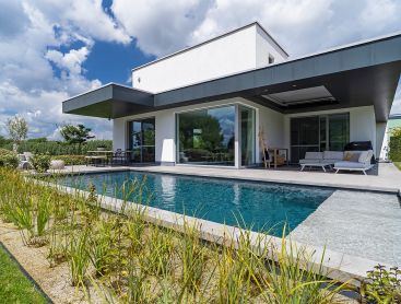 Ein Living Pool im modernen Design passend zu dem Haus