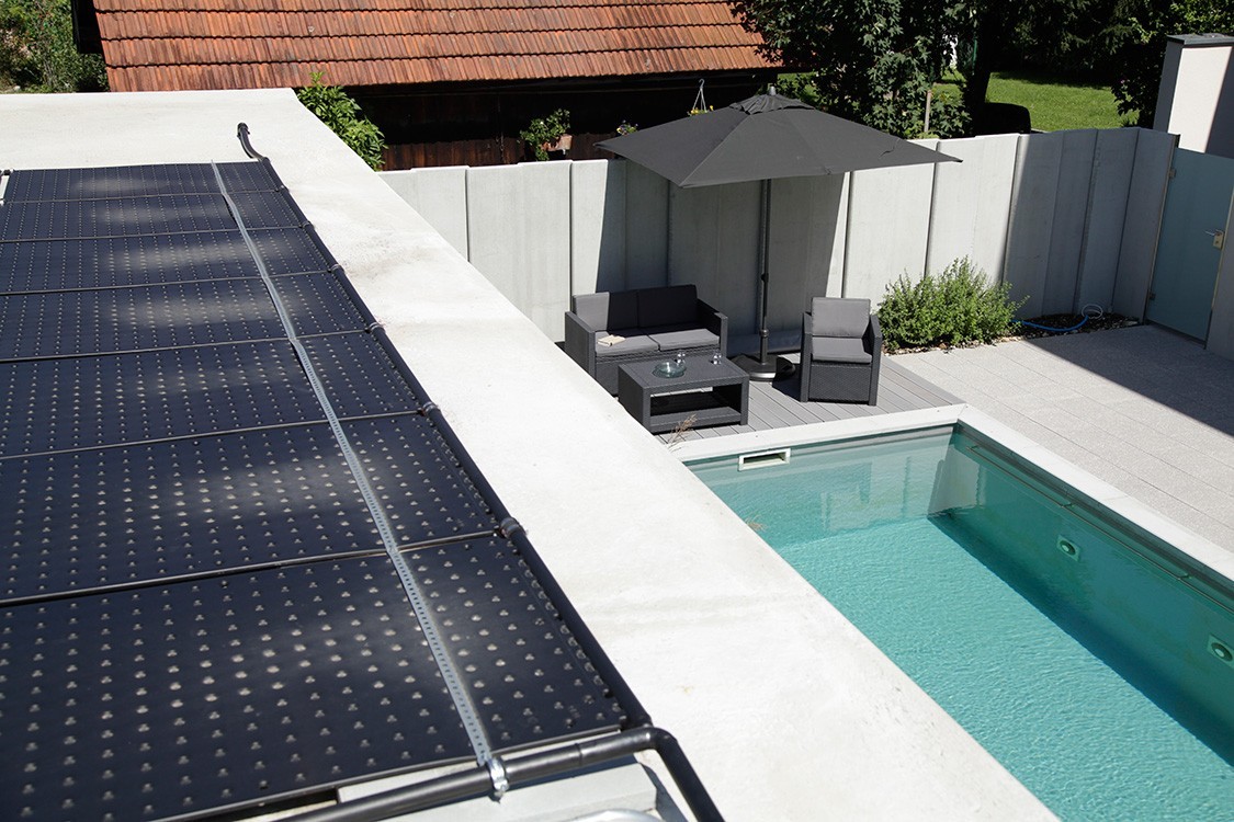 Bio-Pool in der Schweiz mit Solarheizung am Carport
