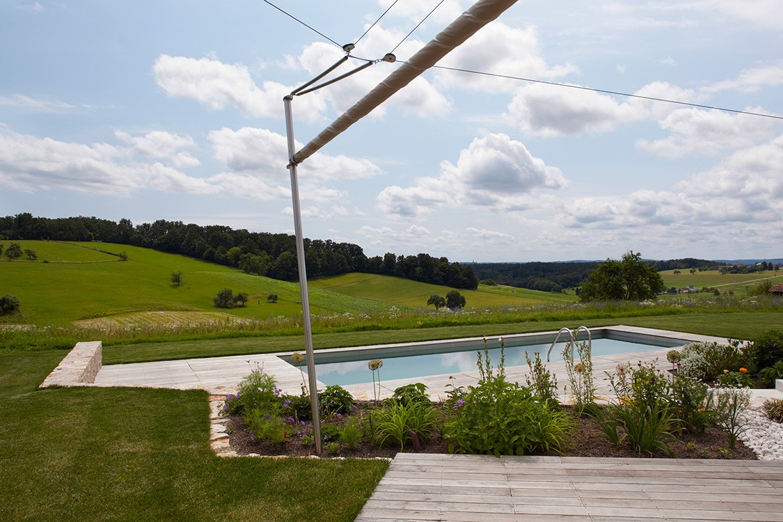 Bio-Pool in Österreich korrespondierend mit Hausarchitektur