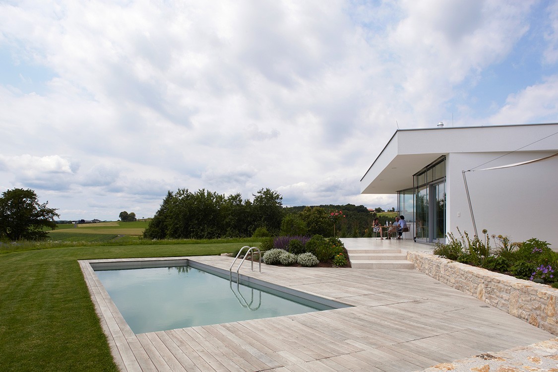 Bio-Pool in Österreich korrespondierend mit Hausarchitektur