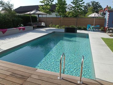 Bio-Pool in Deutschland mit originellem Badehaus
