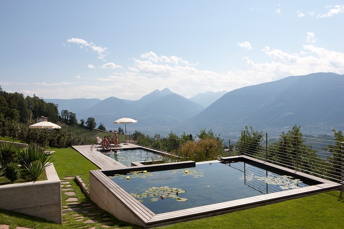 Hotelpool in Südtirol in alpiner Lage