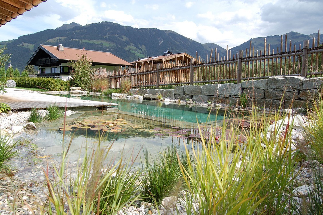 Bio-Pool in Kitzbühel in alpinen Stil