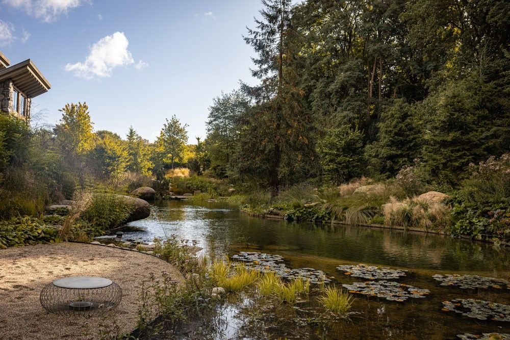 Der Biotop Design Award 2025 mit Bild des Gewinners in der Kategorie "ausgezeichnete Swimming Ponds"