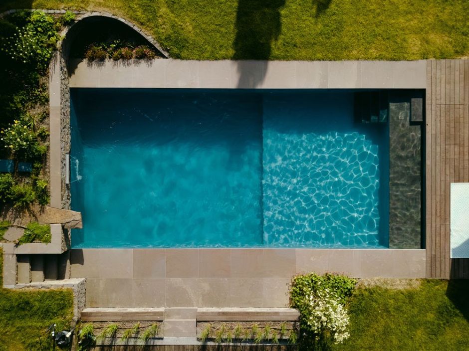 Der Biotop Design Award 2025 mit Bild 3. Platz in der Kategorie "Die exklusivesten Living Pools"