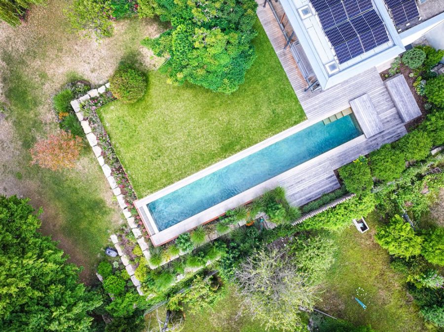 Der Biotop Design Award 2025 mit Bild des Siegers in der Kategorie "Die exklusivesten Living Pools"