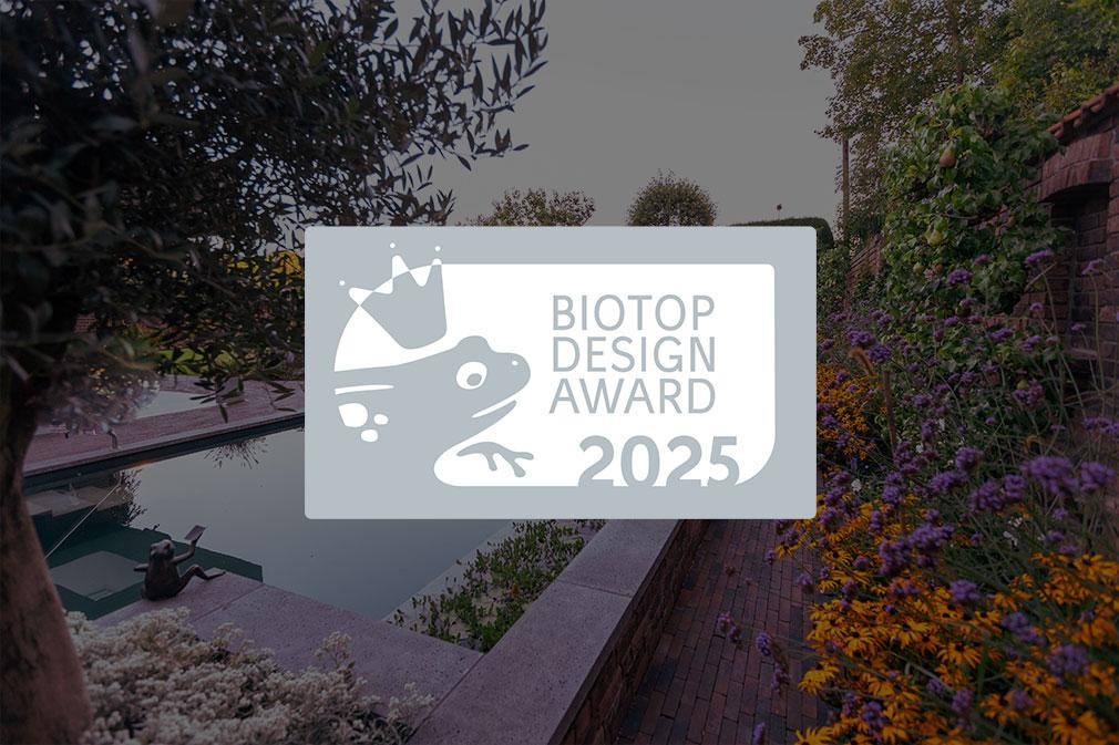 Biotop Design Award 2025 Logo vor Naturpool Garten