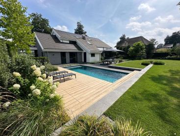 Designpool mit Holzterrasse im gepflegten Familiengarten am Einfamilienhaus