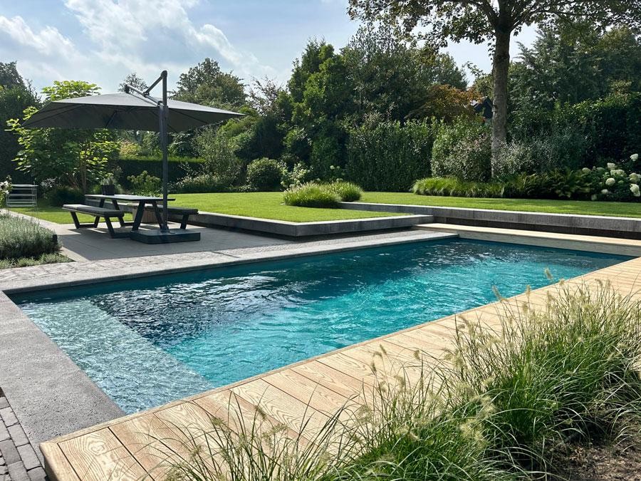 Designpool mit Sonnenschirm und Terrasse im modernen Garten