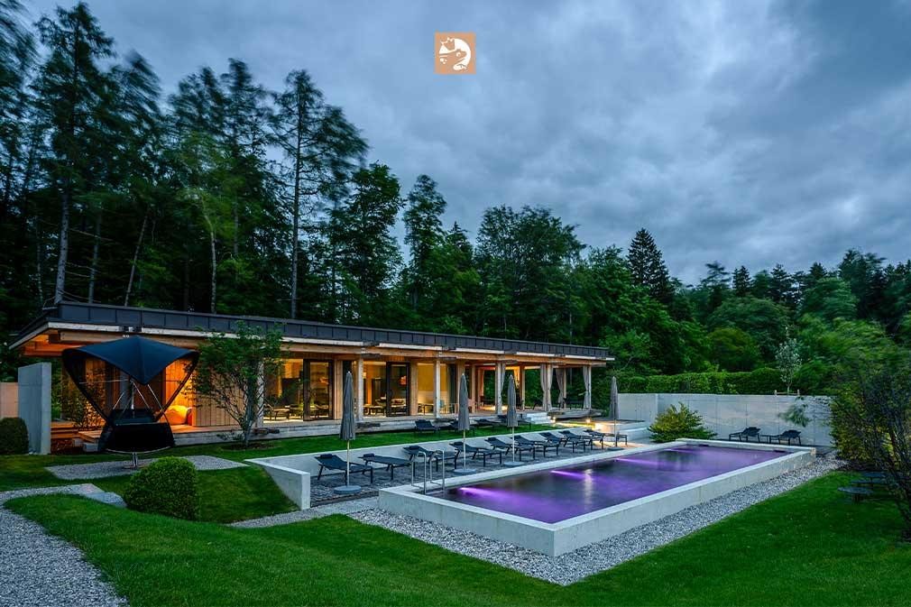 Großer Biopool im Hotelgarten mit Liegen und moderner Architektur