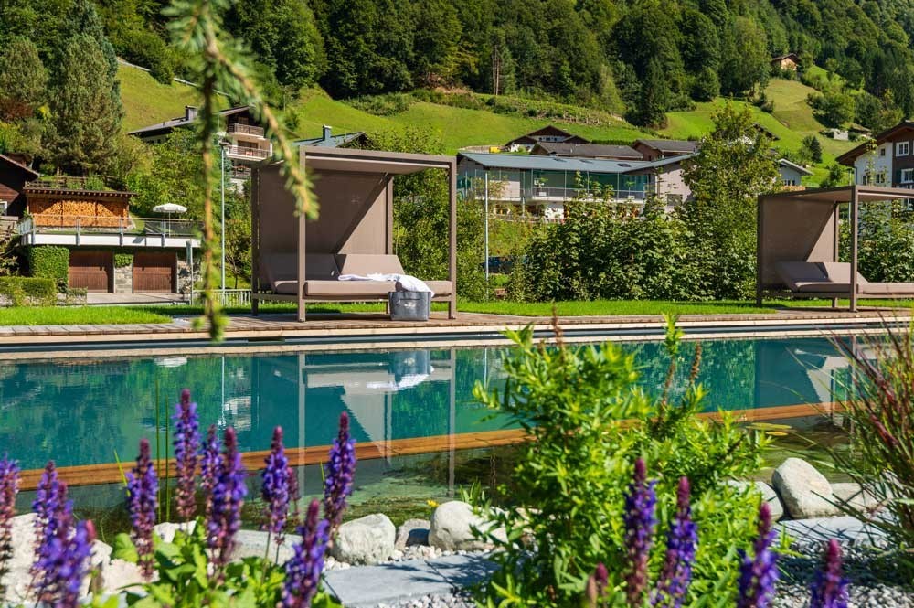 Hotelpool mit Liegebetten und Alpenpanorama