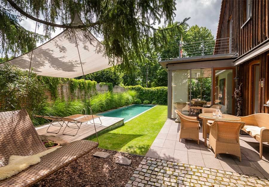 Dieser Living Pool passt sich perfekt dem Aussenbereich und dem kleinen Garten an