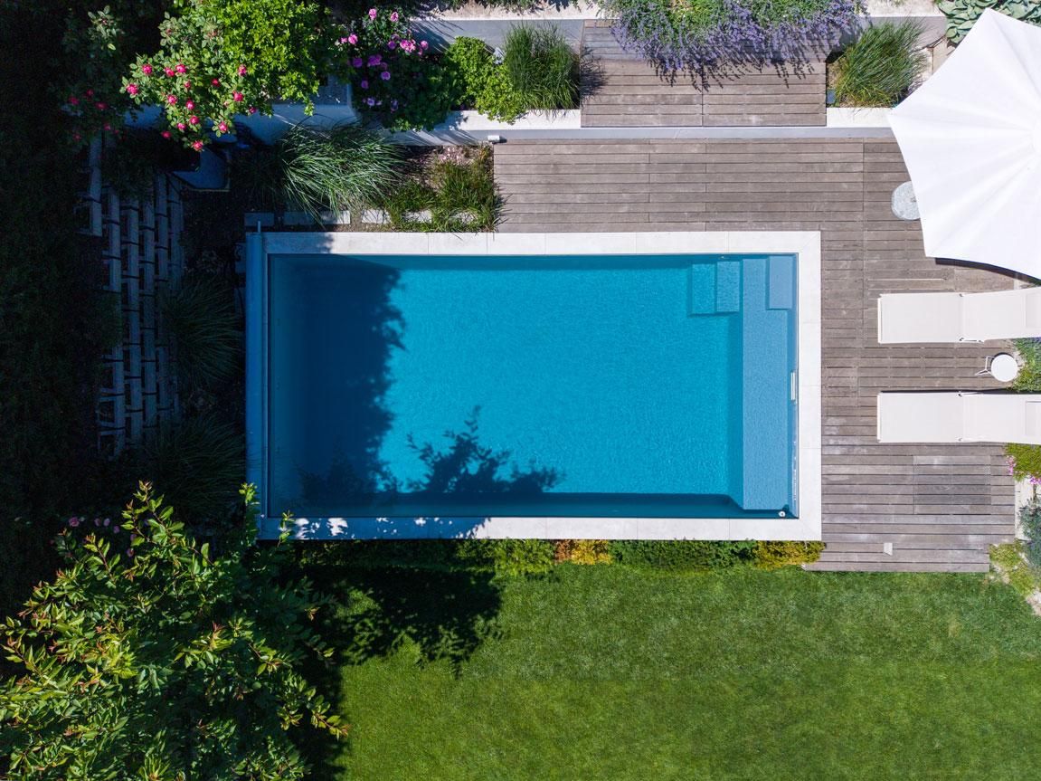 zeigt ein chlorfreies, 100% biologisches Living Pool (Naturpool) erbaut von Biotop Wassergestaltung T&P GmbH