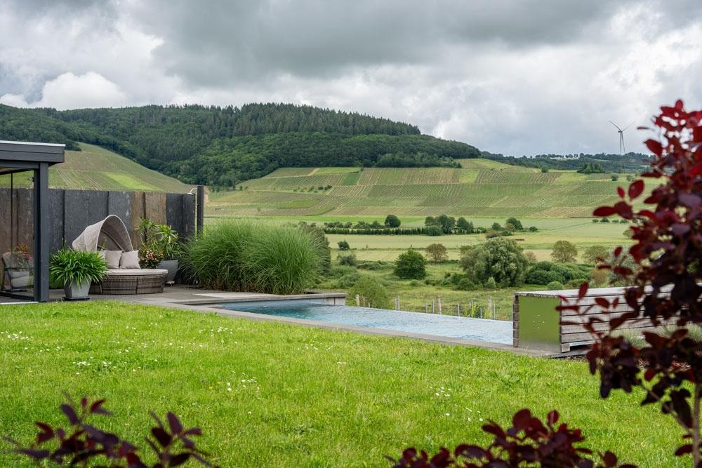 Naturpool im Garten mit freiem Blick auf die Landschaft