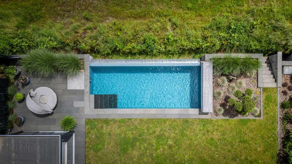 Luftaufnahme eines Naturpools im modernen Hanggarten