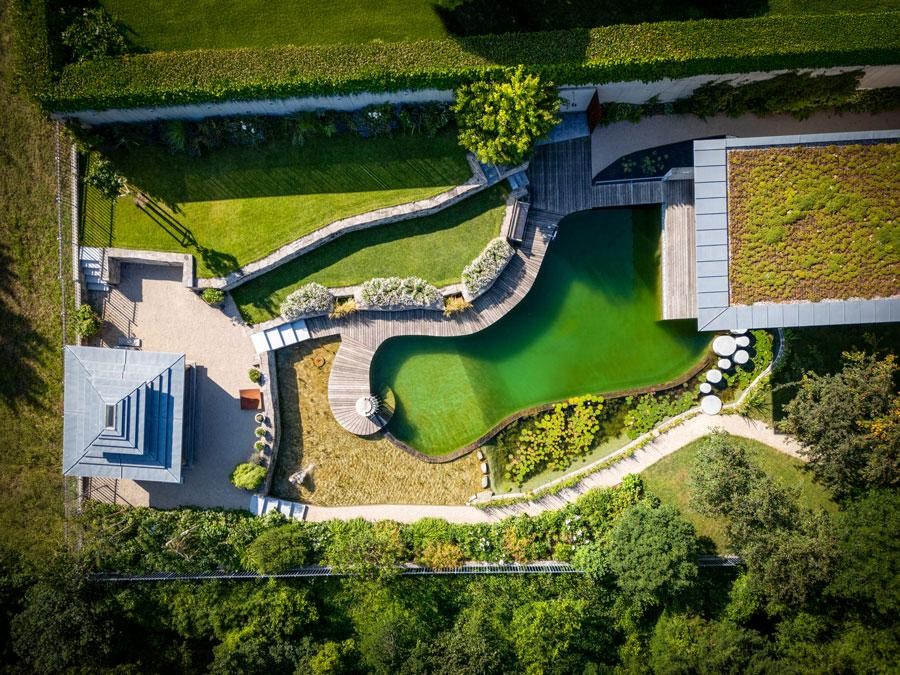 Biotop Naturpool von oben mit Holzdeck Gruendach und Garten