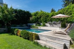 zeigt ein chlorfreies 100 prozentiges biologisches Naturpool Living Pool erbaut von Biotop Wassergestaltung