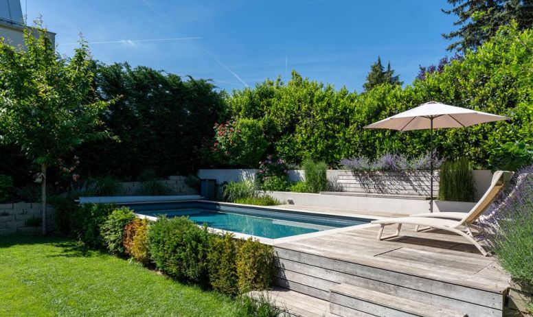 Biotop Living Pool in Oesterreich erbaut von Biotop Wassergestaltung zeigt ein chlorfreies 100 prozentiges biologisches Naturpool Living Pool erbaut von Biotop Wassergestaltung