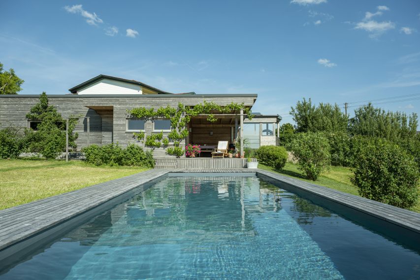 zeigt ein chlorfreies, 100% biologisches Natur-Schwimmbad (Living Pool) erbaut von Freiraum Pools in Oesterreich