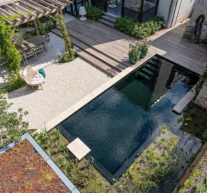 Biotop Swimming Pond mit schwarzer Poolfolie in einer Wohngegend in den Niederlanden