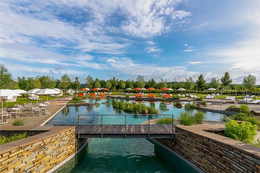 Das Hotel die Seezeitlodge mit einem grossen Swimming Pond von Biotop