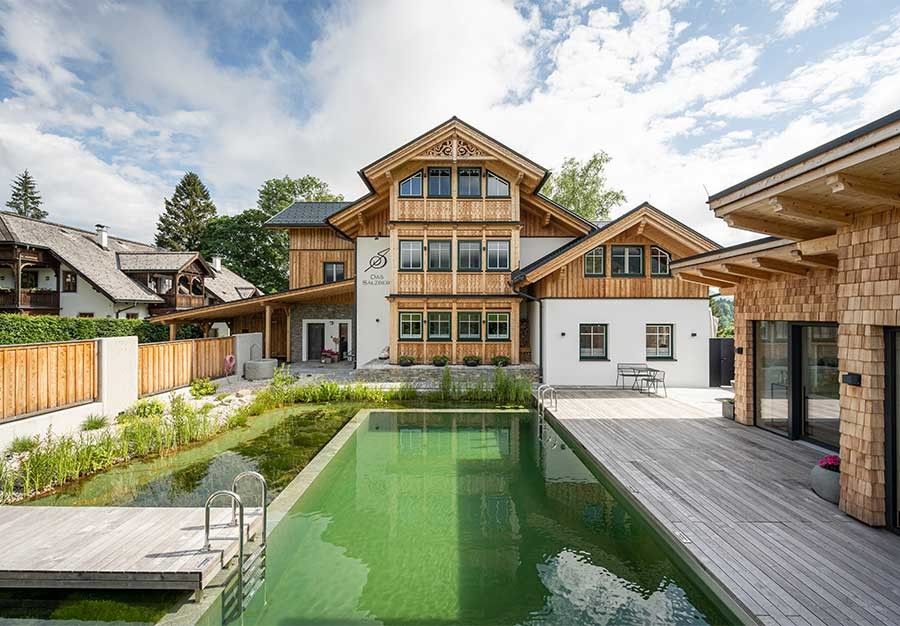 Das Hotel das Salzberg in Bad Aussee mit einem Biotop Naturpool