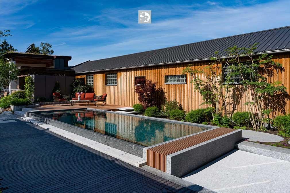 Ausgezeichneter Naturpool mit Holzhaus und moderner Gartengestaltung