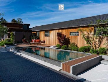 Ausgezeichneter Naturpool mit Holzhaus und moderner Gartengestaltung