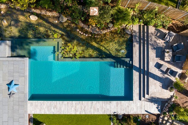 Blick auf einen idyllischen Garten mit traumhaftem Naturpool