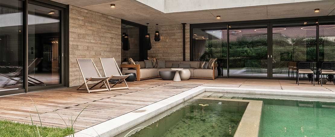 Gestaltung und Design eines Naturpools passend fuer jede Architektur