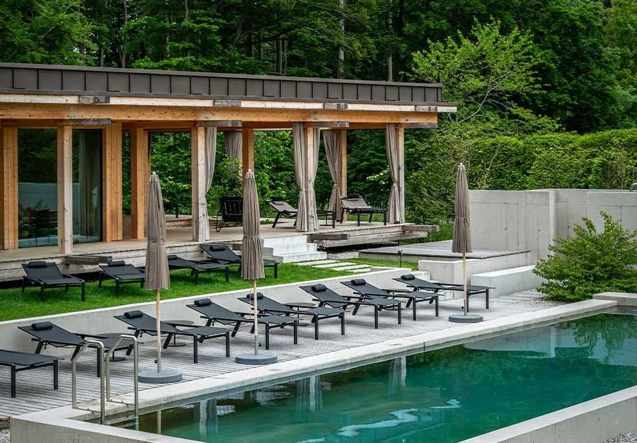 Das Hotel Bergeblick in Bad Toelz ueberzeugt mit mehreren Naturpools von Biotop