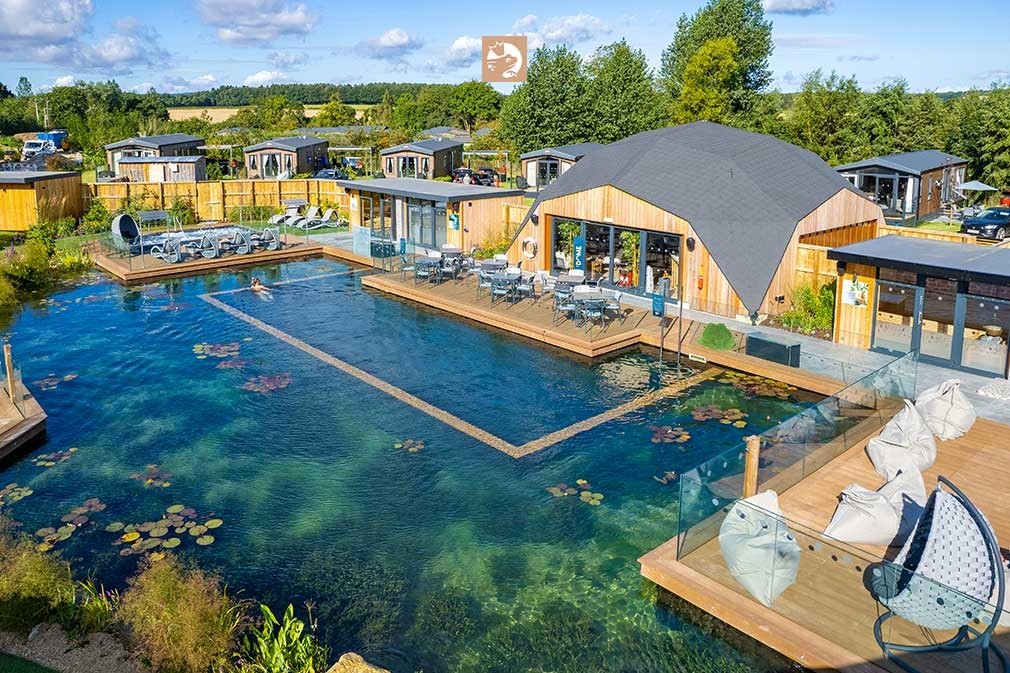 Das Hotel Yorkshire Spa Retreat mit einem großen Schwimmteich von Biotop