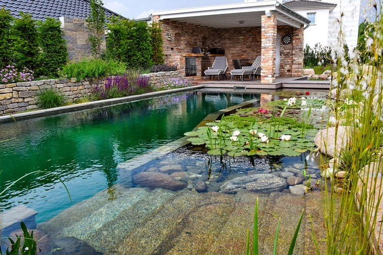 Das idyllische Refugium mit Schwimmteich im Garten ohne Rasen