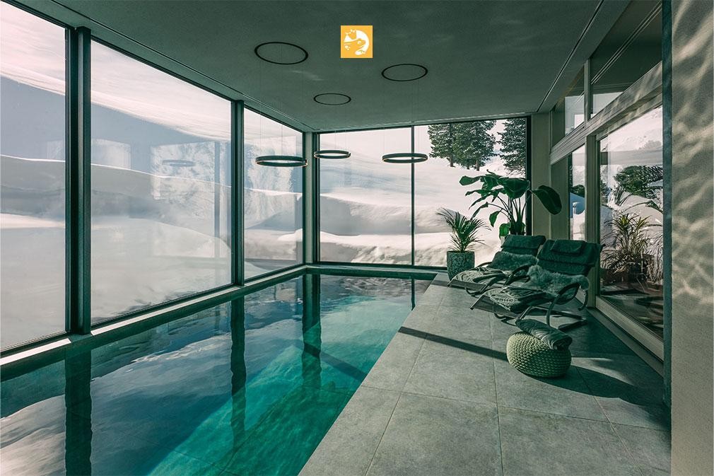 Living Pool im Innenbereich mit Panoramablick auf Schneeberge