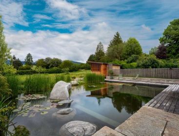 Ein kleiner Swimming Pond im Garten mit Bergblick