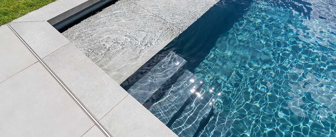 Ein Living Pool von Biotop mit kristallklarem Wasser