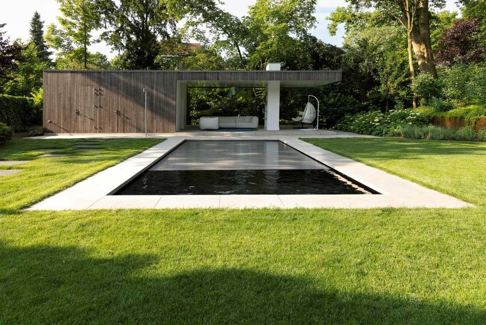 Moderner Naturpool mit Gartenhaus und grüner Gartenanlage