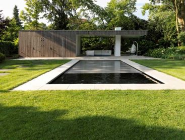 Moderner Naturpool mit Gartenhaus und grüner Gartenanlage