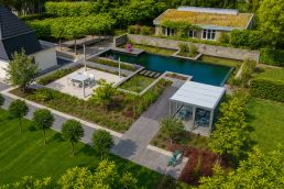 Moderner Naturpool in Garten mit Terrassen und dichter Bepflanzung