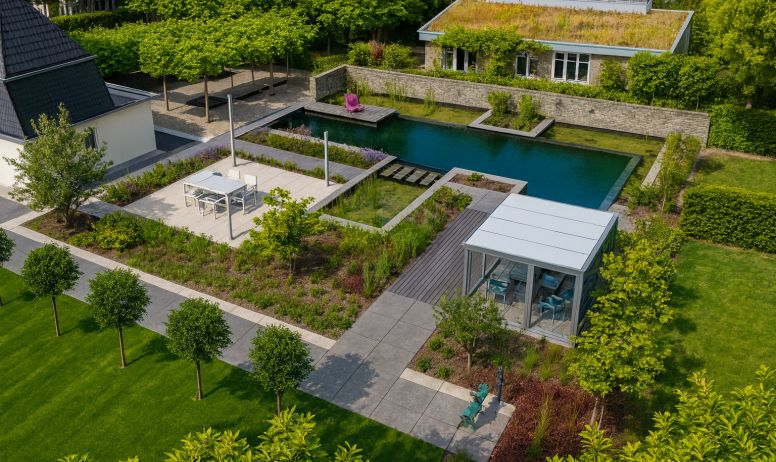 Moderner Naturpool mit Pavillon und Gartenarchitektur Moderner Naturpool in Garten mit Terrassen und dichter Bepflanzung