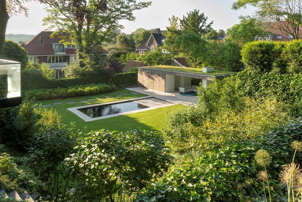 Naturpool in großzügigem Garten mit Gartenhaus und Gründach