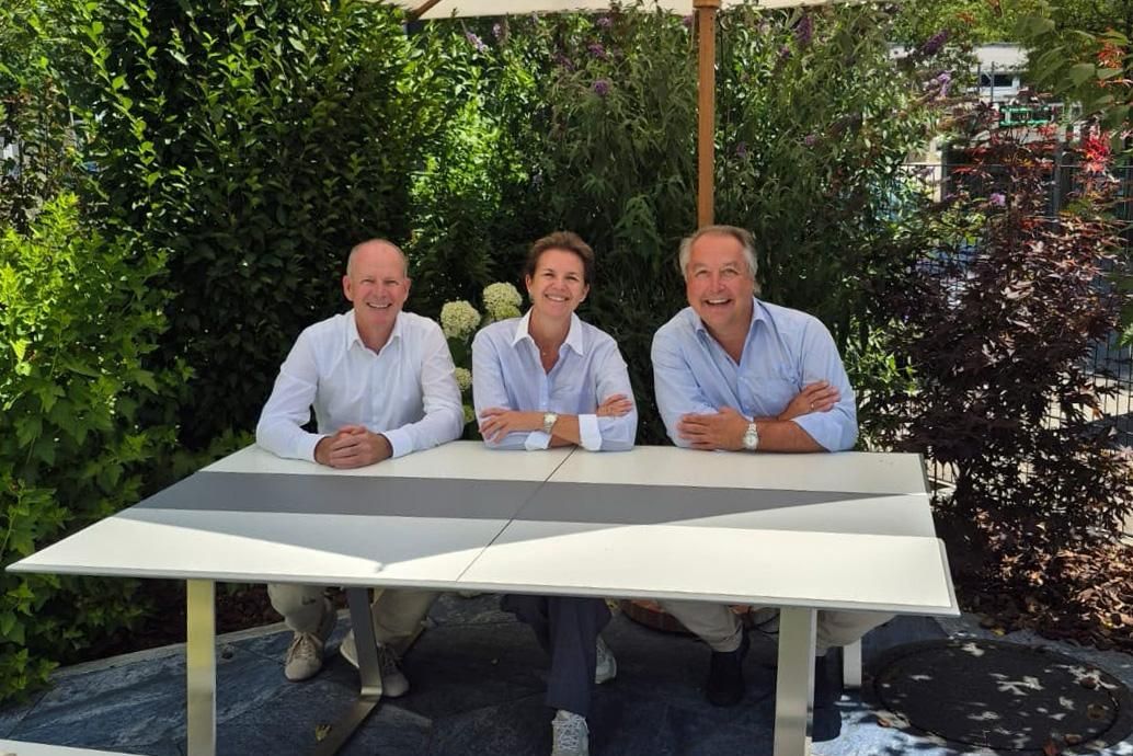 zeigt Biotop Geschäftsführerin Marion Hanek, CEO der Schmalenberger GmbH & Co.KG Dietmar Rogg und  CEO der Behncke GmbH Markus Weber beim Podcast SWIMMINGPOOL