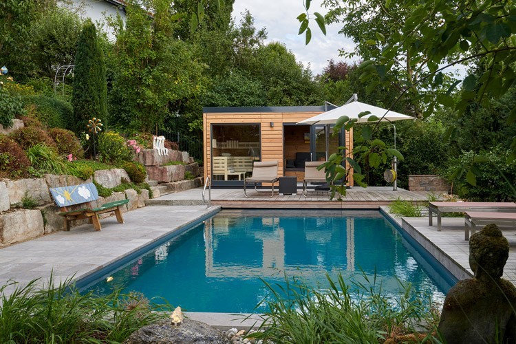 Blick auf Saunahaus und Living Pool