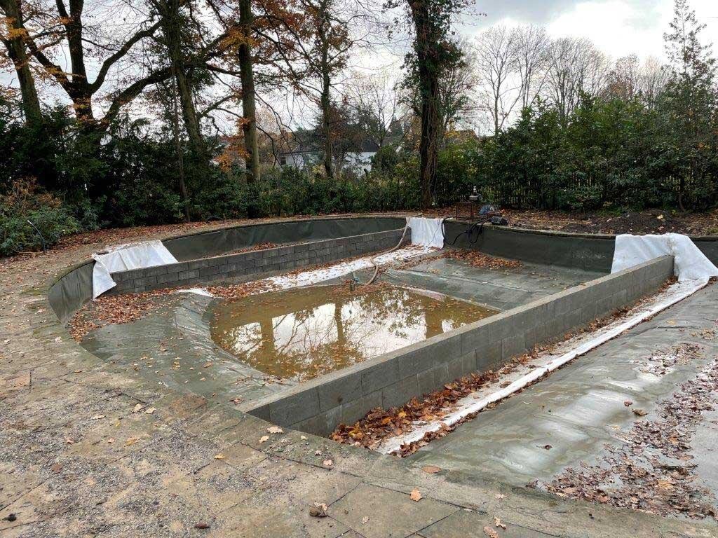 Altbestand eines alten Schwimmteichs mit Becken und Regenerationszone