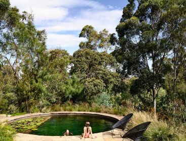 Schwimmteich in Australien mit grünen Glasfliesen