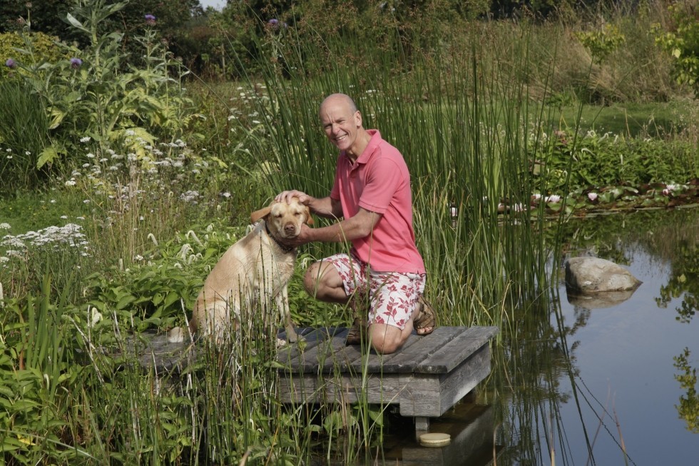 Schwimmteich in Großbritannien mit Hund