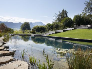 Schwimmteich in der Schweiz mit harmonischem Gartenkonzept