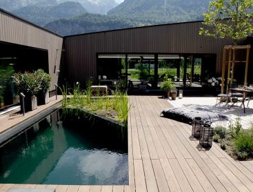 Schwimmteich in der Schweiz auf zwanzig Quadratmetern